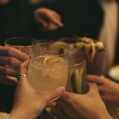 toastende glazen, cocktais en mocktails