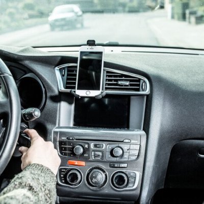 gsm in houder in de auto