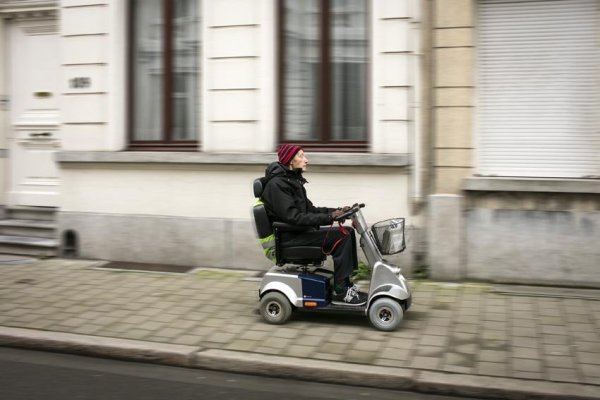 man met scootmobiel op voetpad