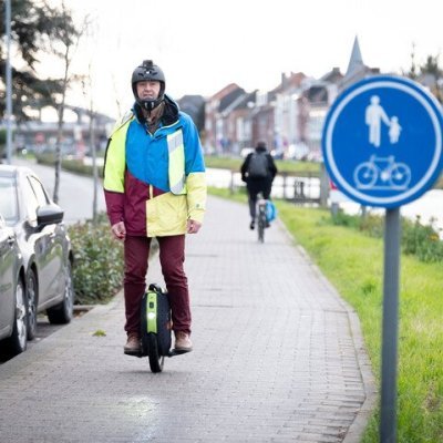 man op fietspad op monowheel