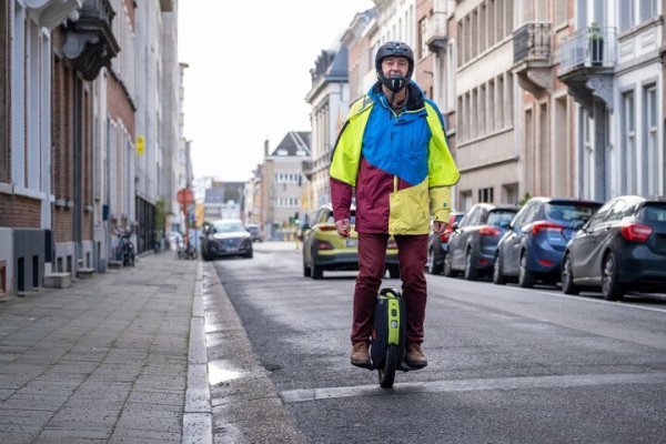 man op een monowheel