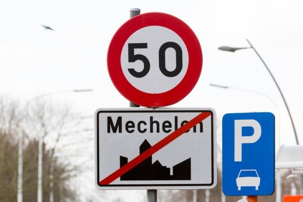 einde bebouwde kom met verkeersbord snelheidslimiet 50 km/u