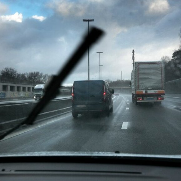 auto's op snelweg bij regenweer