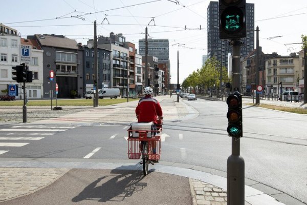 fietser die kruispunt oversteekt bij verkeerslicht vierkant groen