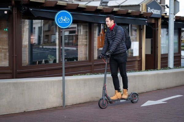 man met e-step op fietspad
