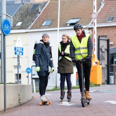 skater, step en skeelers op een fietspad