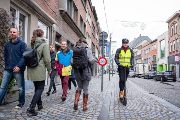 man op e-step in winkelstraat