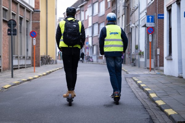 2 steppers met fietshelm