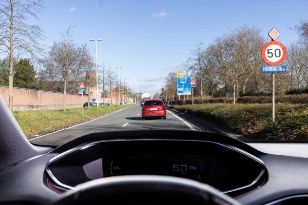 autobestuurder op weg met snelheidslimiet 50 km/u