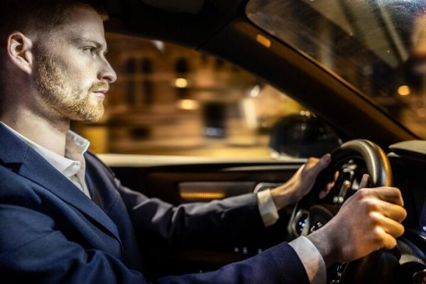 jonge man geconcentreerd achter het stuur