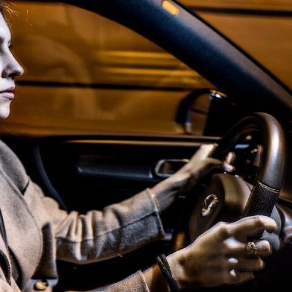 jonge vrouw aan het stuur