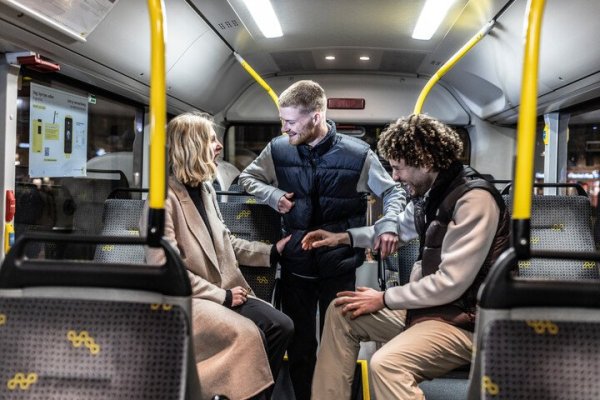 jongeren die op een Lijnbus zitten