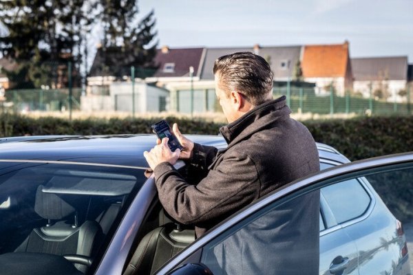 navigatie-app instellen voor vertrek auto