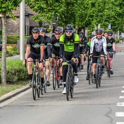 amateurwielrenners op straat