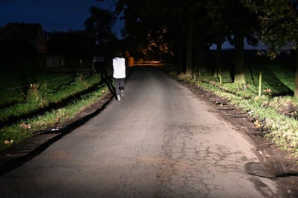 voetganger met refelecterende kledij