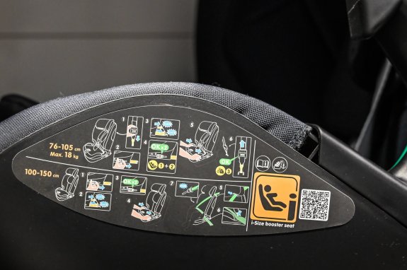 veiligheidsinstructies op een kinderautostoel