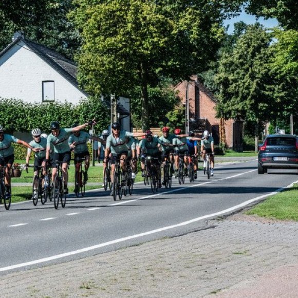 wielertoeristen op de baan