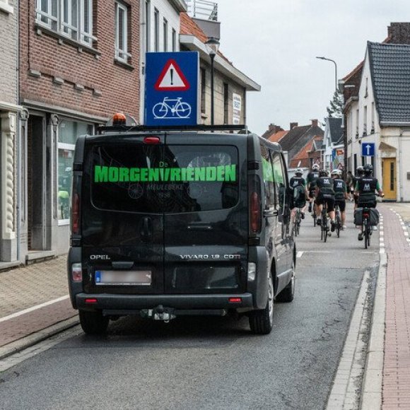 groep wielertoeristen met volgwagen