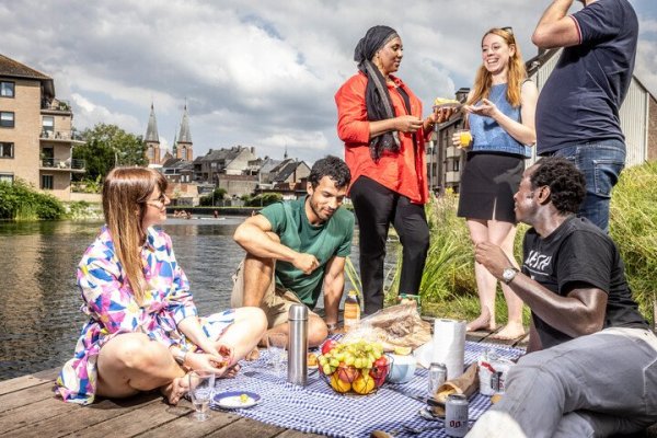 vrienden die picknicken