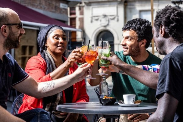 klinkende glazen op terras