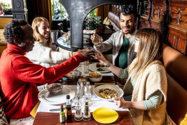toast op restaurant, 4 vrienden die alcoholvrij drinken
