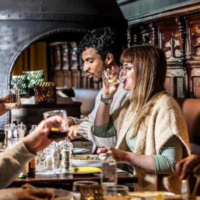 vrienden op restaurant, chauffeur drinkt water