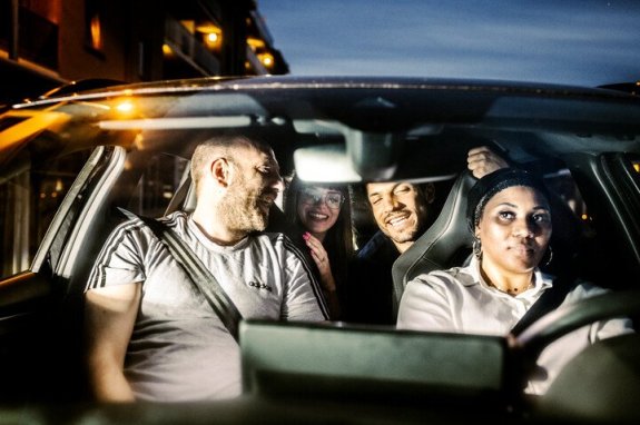 4 volwassenen in de auto