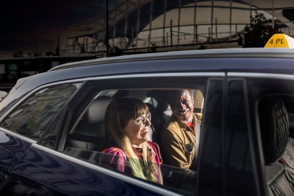 jongeren die een taxi nemen