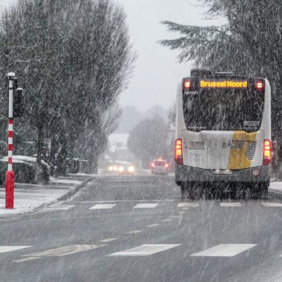Lijnbus die rijdt bij sneeuwweer