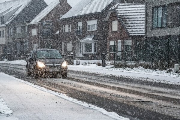 auto die rijdt in de sneeuw