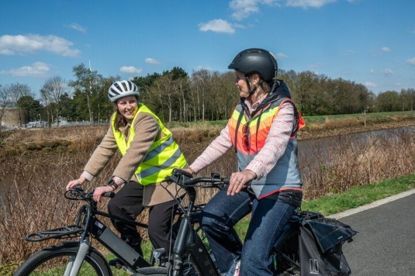 2 fietsers op een jaagpad