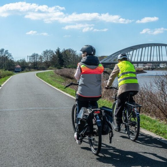 2 fietsers op een jaagpad