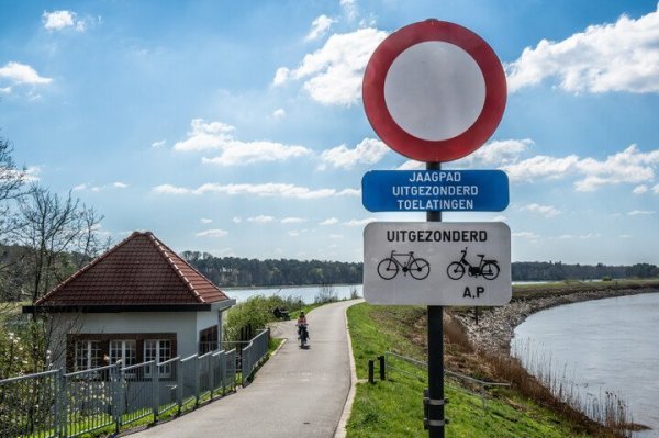 Verkeersbord dat jaagpad aanduidt