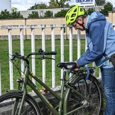 fiets vastleggen aan hek
