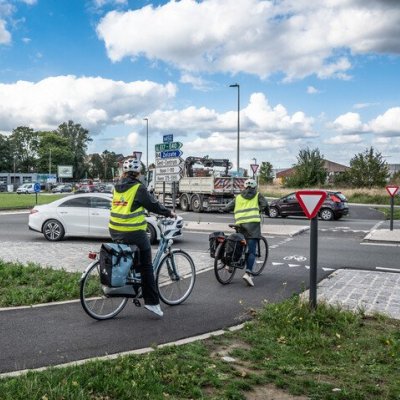 fietsers op rotonde met oversteekplaatsen voor de rotonde