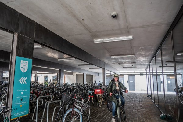 fietsenstalling met camera bewaakt