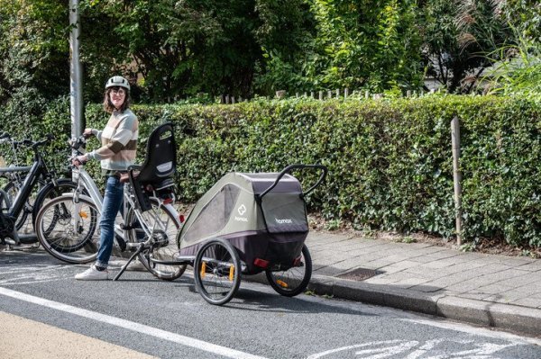 fiets met fietskar in een geschilderd parkeervak
