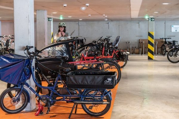 Fietenparking met voorbehouden plaats voor bakfietsen