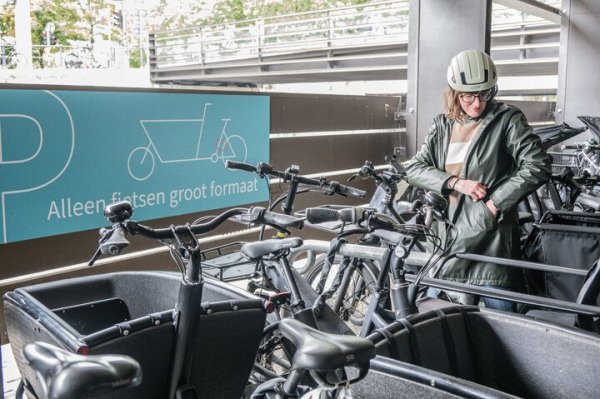 Fietenparking met voorbehouden plaats voor bakfietsen