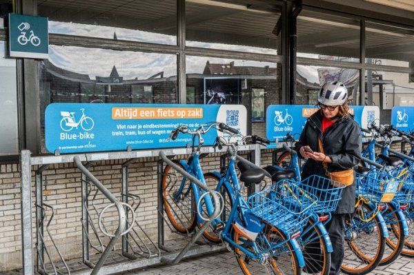 plaats voor deelfietsen bluebike