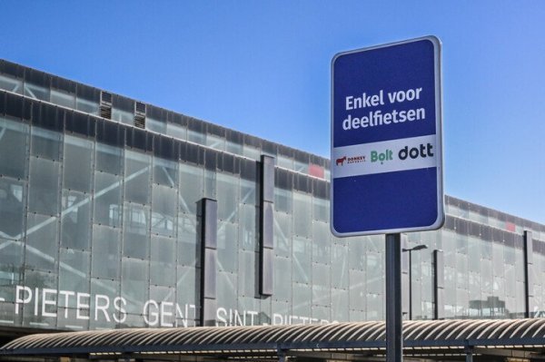 Verkeersbord: voorbehouden fietsparkeerplaats voor deelfietsen