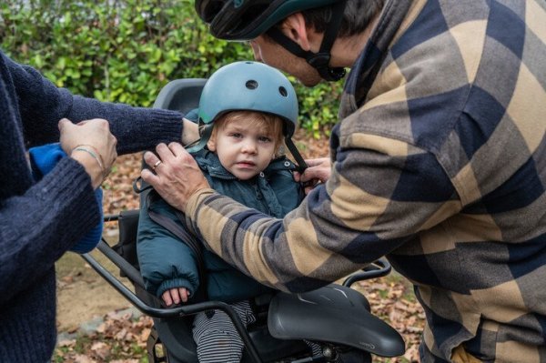 kind achteraan op longtailfiets