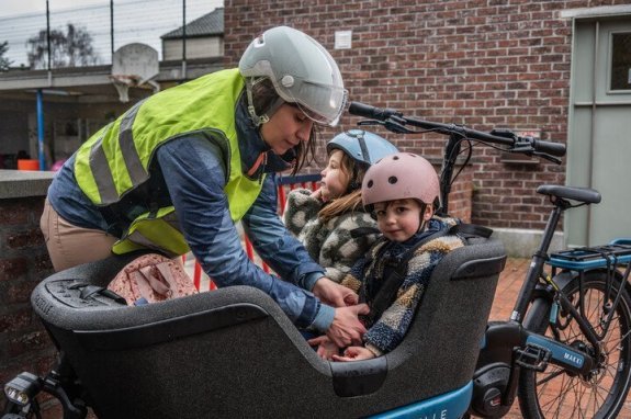 moeder met 2 kinderen in bakfiets