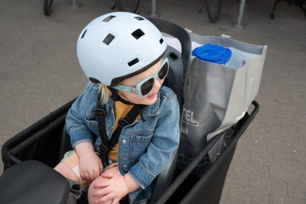 kind samen met bagage op een longtail