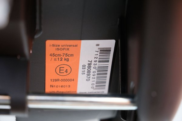 goedkeuringslabel, oranje sticker op autostoeltje
