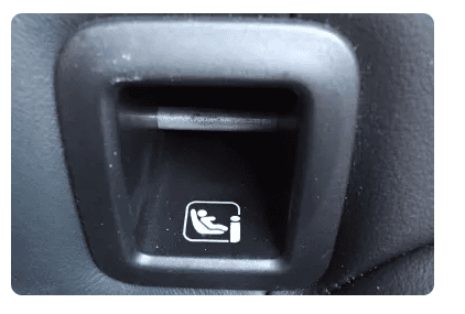 I-Size bevestigingshaak tussen zitbank in auto