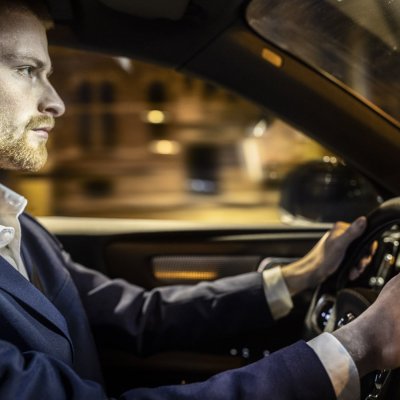 man die geconcentreerd rijdt