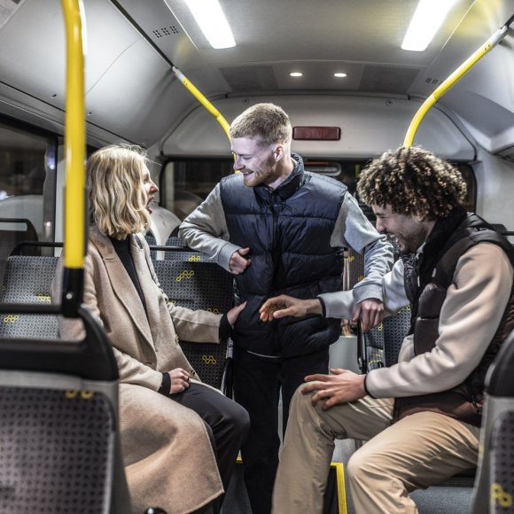 jongeren die de bus nemen