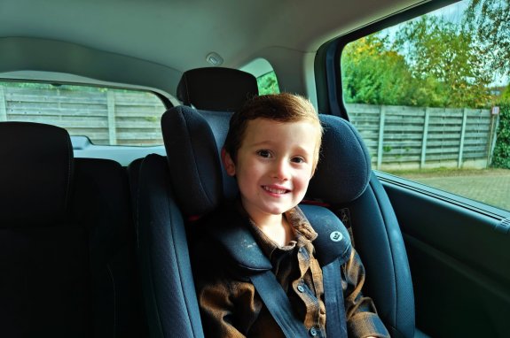 jongen in kinderzitje op achterbank auto