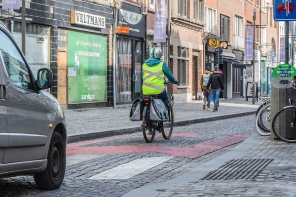 auto die achter  fietser rijdt in fietszone